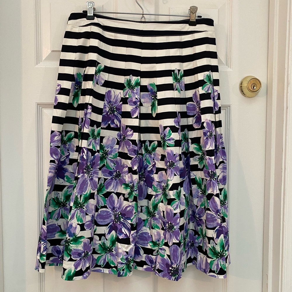 Talbots Black & White Striped Pleated Skirt w Purple Floral Design - Size 8